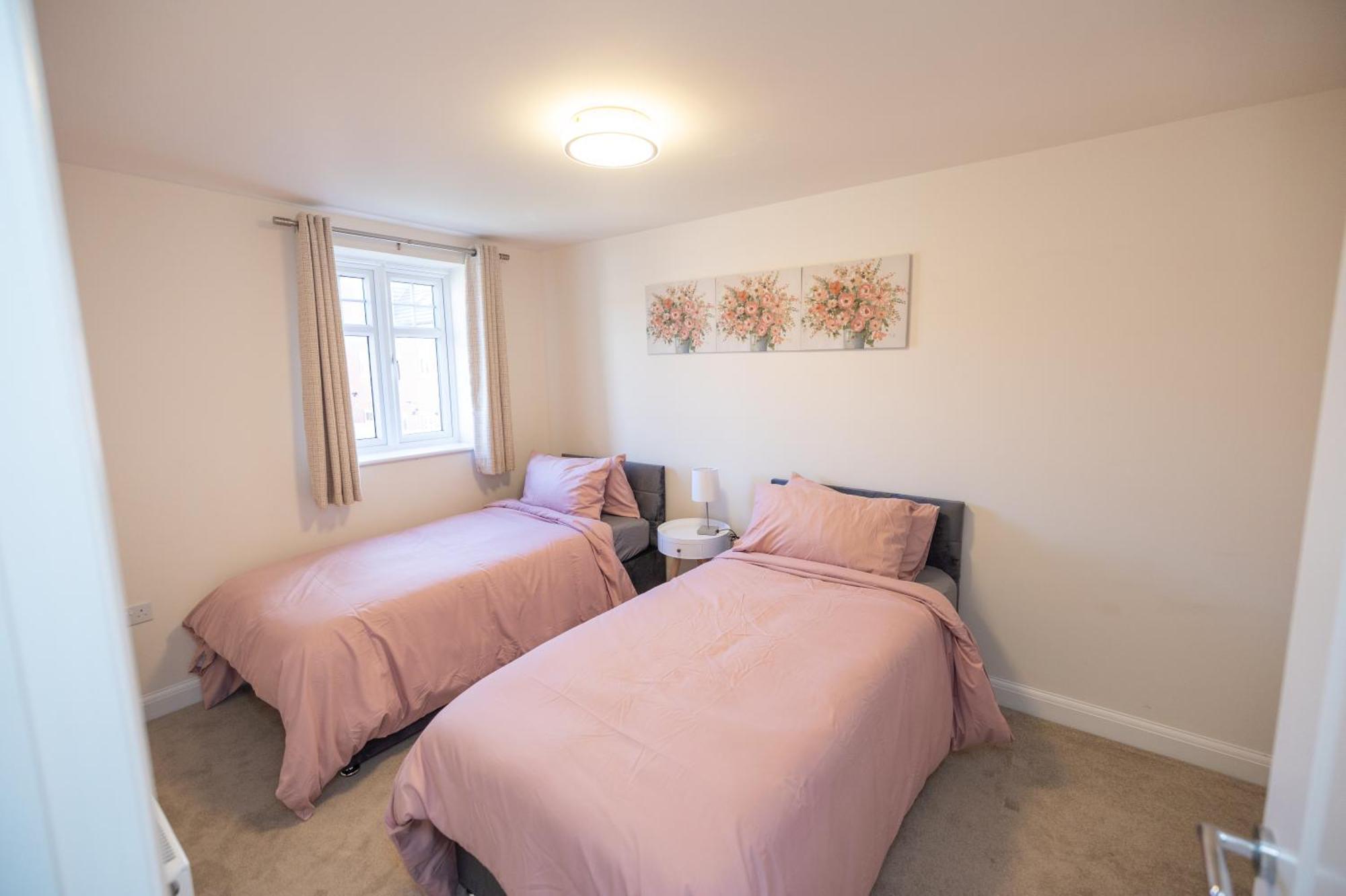 Home In Hugglescote - Long Stays Coalville Exteriör bild